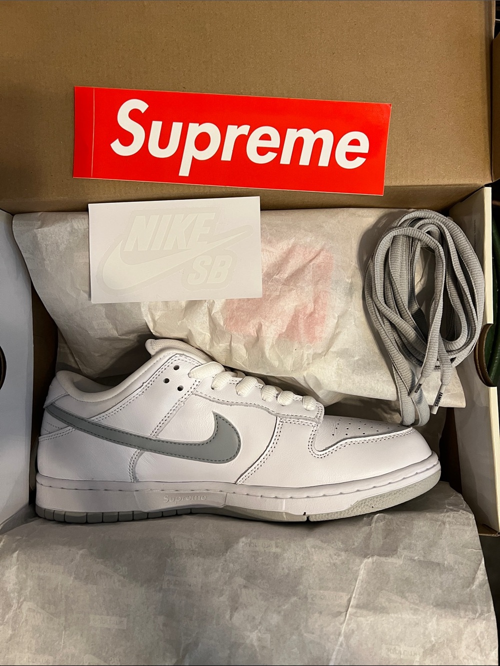 NIKE SB DUNK LOW SUPREME 94 WHITE METALLIC SILVER SIZE 10.5